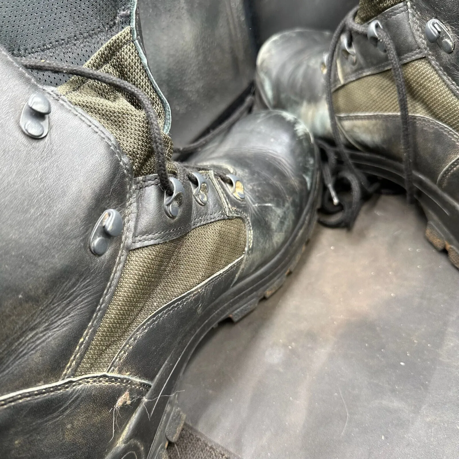British Army Black Leather Army Combat Boots - Size UK 13 - 30,5cm