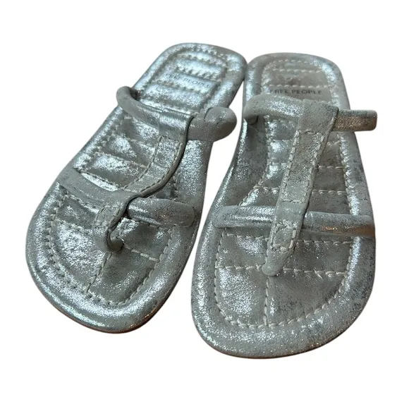 Free People | Women’s silver metallic puffer strap sandals, like new!  Size 8.5